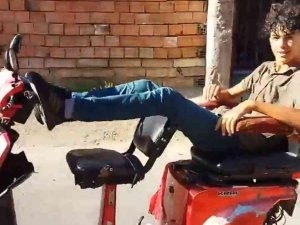 Trafik Magandası Ayağıyla Motosiklet Sürdü, O Anlar Kameraya Yansıdı