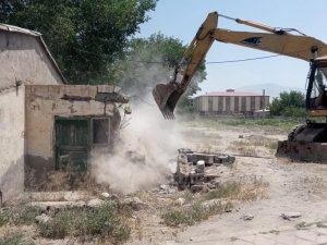 Iğdır’da Metruk Binalar Yıkılıyor
