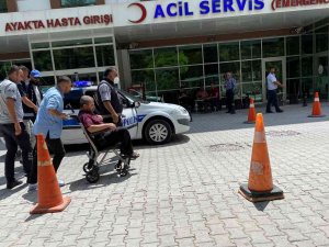 Polisler Kalp Krizi Geçiren Şahsı Ekip Otosuyla Hastaneye Yetiştirdi