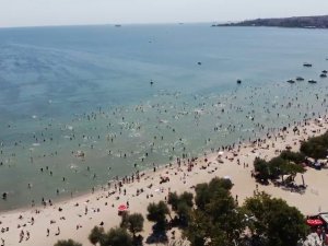 Menekşe Plajı’ndaki Yoğunluk Havadan Görüntülendi