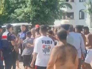 Tıklım Tıklım Olan Plajda Bir Garip Kavga