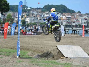 Kum Üzerindeki Motor Yarışları Nefes Kesti