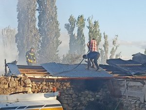Evde Çıkan Yangın Başka Bir Ev Ve İki Ahıra Sıçradı