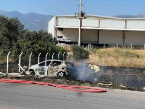 İ̇zmir’de Kaza Yapan Araçta Çıkan Yangın Otluk Alana Sıçradı