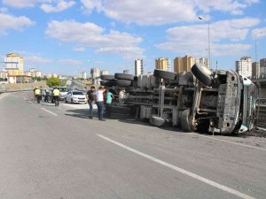 Mıcır Yüklü Kamyon Devrildi: 1 Yaralı