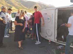 Elazığ’da Otomobil Ambulansa Çarptı: 3 Yaralı