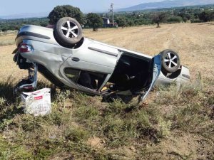 Şarampole Devrilen Otomobildeki 3 Kişi Yaralandı