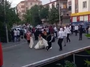 Düğünde Çıkan Kavgada 2 Kişi Bıçaklandı