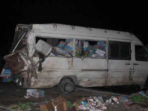 Kilis’te Gıda Yüklü Minibüs Devrilmesi Sonucu Karayolu Trafiğe Kapandı