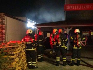 İ̇ş Yeri Fırını Alevlere Teslim Oldu, Dumanı Görenler Panik Yaşadı