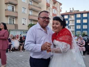Fedakar Baba Kızının Düğün Hayalini Gerçekleştirdi
