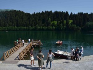 Şavşat Karagöl Hafta Sonu Ziyaretçi Akınına Uğradı