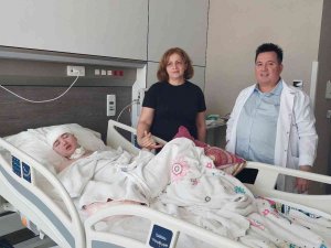 Türk Hekimleri Sayesinde Titanyum Meçlerle Hayata Tutundu