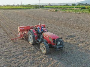 Poşuyu Takıp Traktörün Direksiyonuna Geçen Başkan, İlk Tohumları Toprakla Buluşturdu