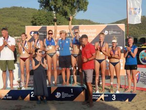 Avrupa’nın En İyi Voleybolcuları Pamucak Sahili’nde Kupa Kaldırdı