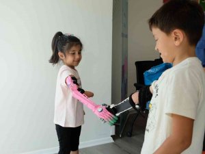 Robot Eller Çocukların Yüzünü Güldürdü