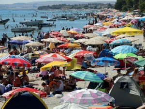 İ̇lçenin Nüfusu 1 Milyona Çıktı, Tatilcilerden Geriye Tonlarca Çöp Kaldı