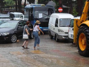 Yağmur Aniden Bastırdı, Vatandaşlar Zor Anlar Yaşadı