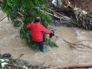 Heyelan Nedeniyle Mahallesine Ulaşım Kapandı, Ölümü Göze Alıp Dereden Geçti