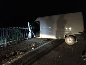 Manisa’da Kamyonet Köprü Korkuluğuna Çarptı: 1 Ağır Yaralı