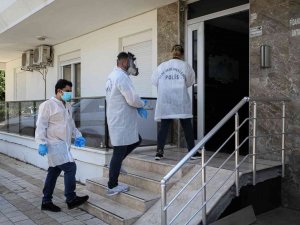 Ev Sahibi Kokudan Şüphelendi, Kiracısı Evinde Ölü Bulundu