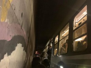 Tren Seferleri Aksayan Paris’te Halk Tünellerde Mahsur Kaldı
