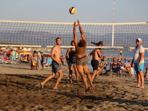 Edremit Sahilleri Plaj Voleybolu İle Renklendi
