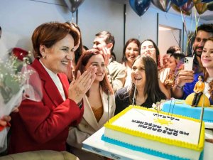 İ̇yi̇ Parti Lideri Akşener’e Doğum Günü Sürprizi