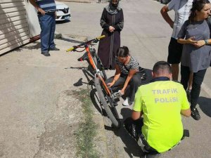 Yaralı Genç Kız Acısını Unutup Bisikletini Tamir Etmeye Çalıştı