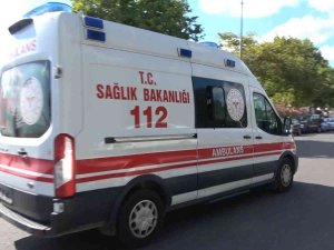 Motosiklet Otomobille Çarpıştı: 1 Yaralı