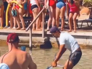 Sahilde Gördüğü Balığı Kuyruğundan Tutup Yakaladı