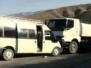 Ankara’da Tarım İşçilerini Taşıyan Minibüs Su Tankeri İle Çarpıştı: 8 Yaralı