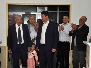 Dp Genel Başkanı Uysal Evlenen Genç Çifte Oyun Havasında Eşlik Etti