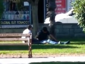 Parkta Otururken Silahlı Saldırıya Uğrayan Baba Ve Oğlu Yaralandı