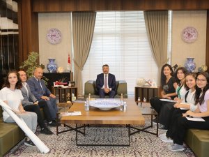 Vali Ali Çelik, Türkiye Birincisi Öğrencileri Tebrik Etti