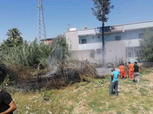 Antalya’da Otel Lojmanı Arkasındaki Alanda Çıkan Yangın Büyümeden Söndürüldü
