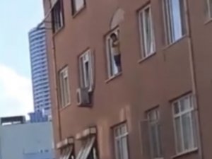 Kartal’da Küçük Çocuğun Camdaki Tehlikeli Oyunu Yürekleri Ağza Getirdi