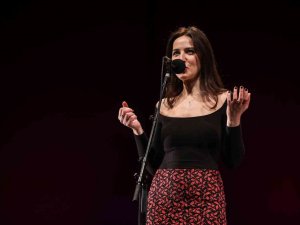 İ̇ş Sanat Çarşamba Sahnesi Ece Göksu Konseri İle Başlıyor