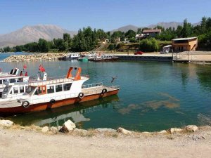 Van Gölü Suyunun Çekilmesiyle Balıkçı Tekneleri Karaya Oturdu