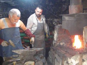 80 Derecede Dededen Toruna Demircilik Mesleğini Yaşatıyorlar