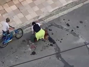 Köpeğine Vurup, Tasmasını Çekişirdi: Vatandaşlar Kadına Tepki Gösterdi