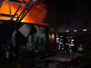 Antalya’da Palet İmalathanesinde Gece Yarısı Korkutan Yangın