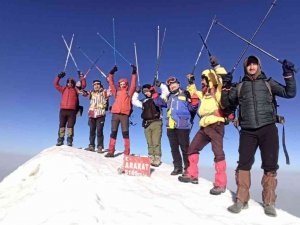 Dağcılar Ağrı Dağı’na Çıkmanın Mutluluğunu Halay Çekerek Kutladı