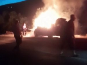 Seyir Halindeki Otomobil Alev Topuna Döndü