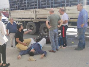 Motosiklet Kamyonla Kaldırım Arasına Sıkıştı: 1 Yaralı