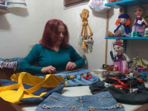 Atık Malzemeleri Giysi Ve Aksesuara Dönüştürüyor