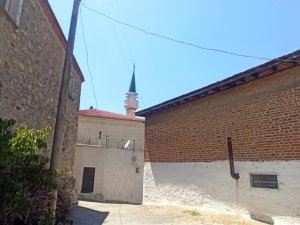 Burhaniye’de Taş Evler Büyükşehirlerden Gelenlerin Gözdesi Oldu