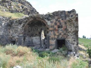 Kars’ta Defineciler Kiliseyi Kazdı