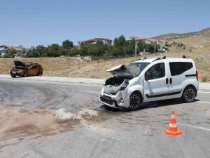 Elazığ’da Hafif Ticari Araç İle Otomobil Çarpıştı: 7 Yaralı