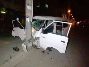 Antalya’da Kamyonet Elektrik Direğine Çarptı: 3 Yaralı